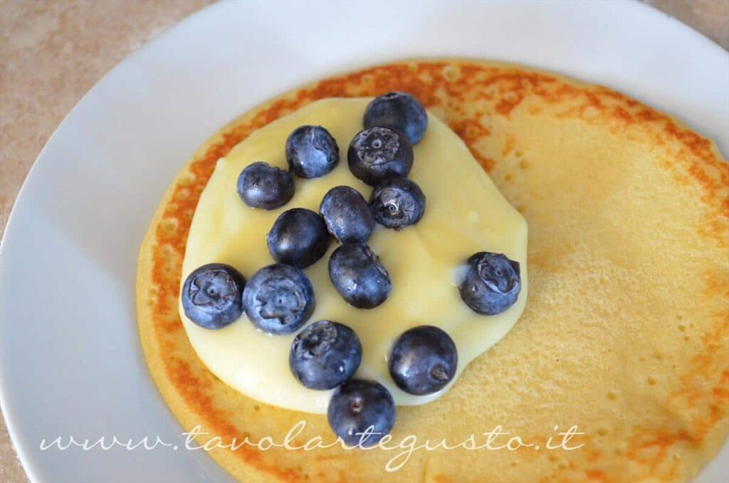 pancakes con crema al cioccolato bianco e mirtilli1 pancakes da riempire con crema e frutta