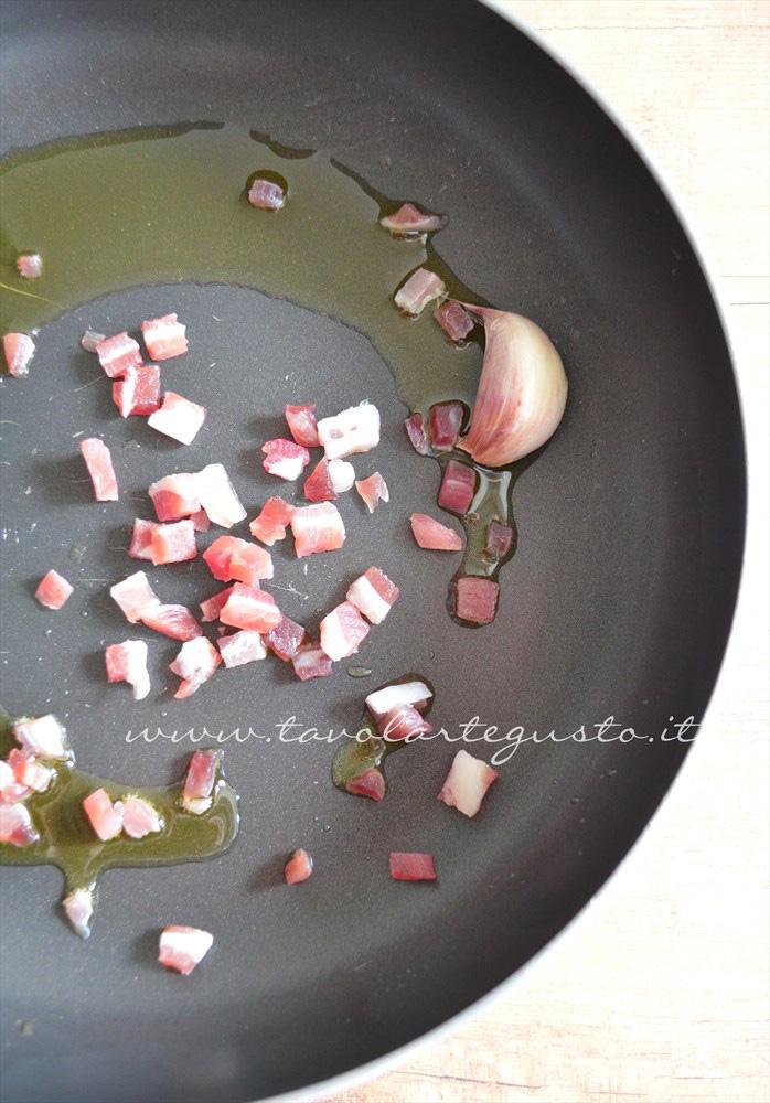 cosce di pollo in padella con zucchine e pancetta1 cosce di pollo in padella con zucchine e pancetta1