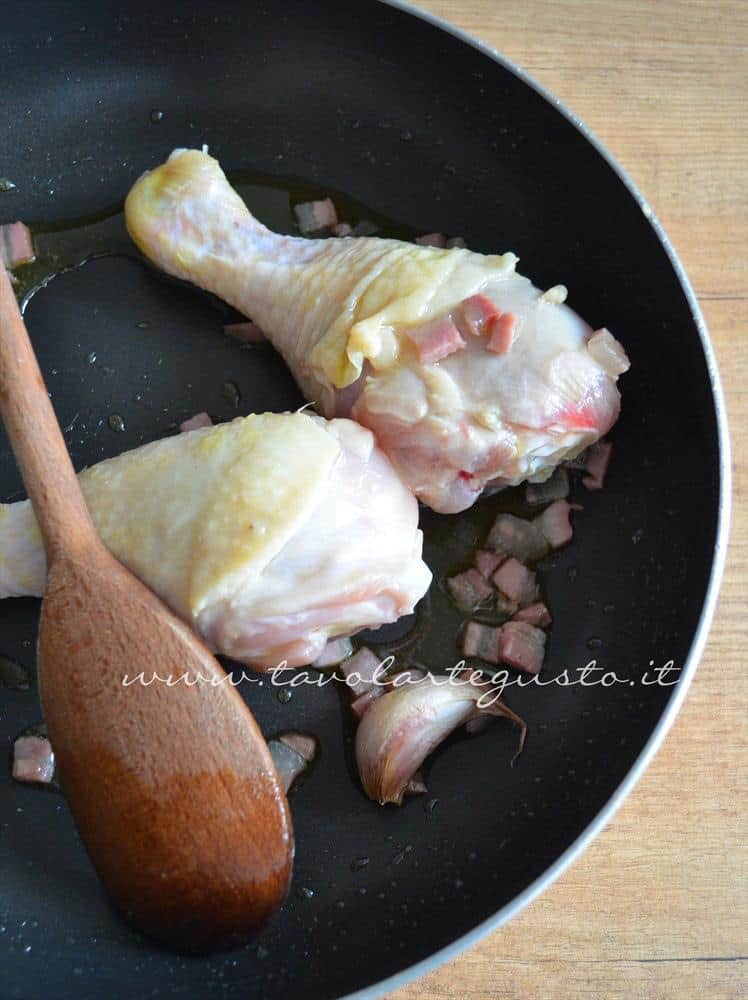 cosce di pollo in padella con zucchine e pancetta2 cosce di pollo in padella con zucchine e pancetta2