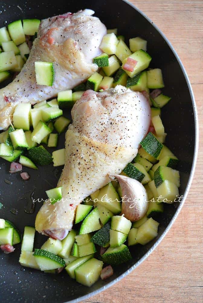 cosce di pollo in padella con zucchine e pancetta3 cosce di pollo in padella con zucchine e pancetta3