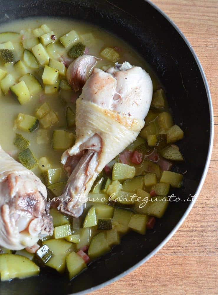 cosce di pollo in padella con zucchine e pancetta4 cosce di pollo in padella con zucchine e pancetta4