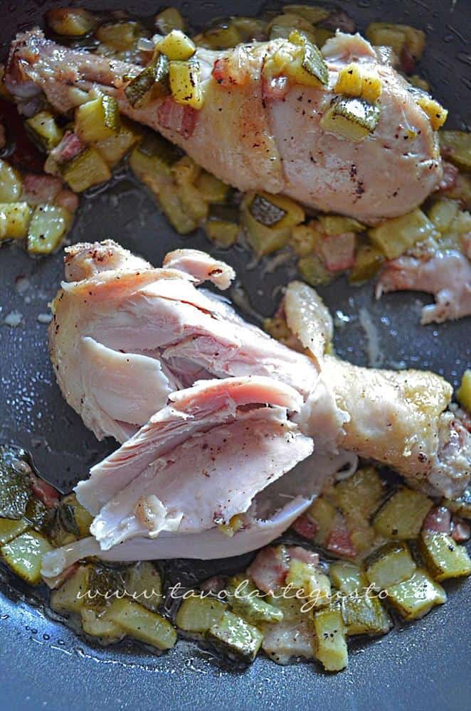 cosce di pollo in padella con zucchine e pancetta5 cosce di pollo in padella con zucchine e pancetta5