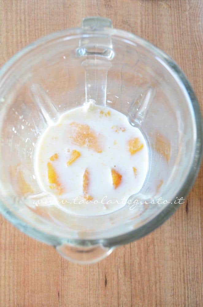 frullato alla pesca - smoothie alla pesca2 frullato alla pesca - smoothie alla pesca2