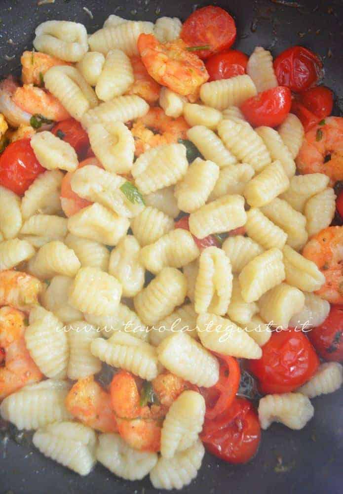 gnocchi di patate con gamberi e pachino8 gnocchi di patate con gamberi e pachino8