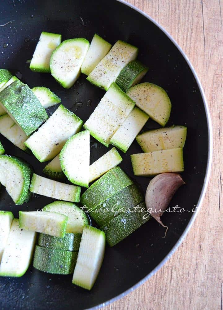 pasta con crema di zucchine, pinoli e datterini1 pasta con crema di zucchine, pinoli e datterini1