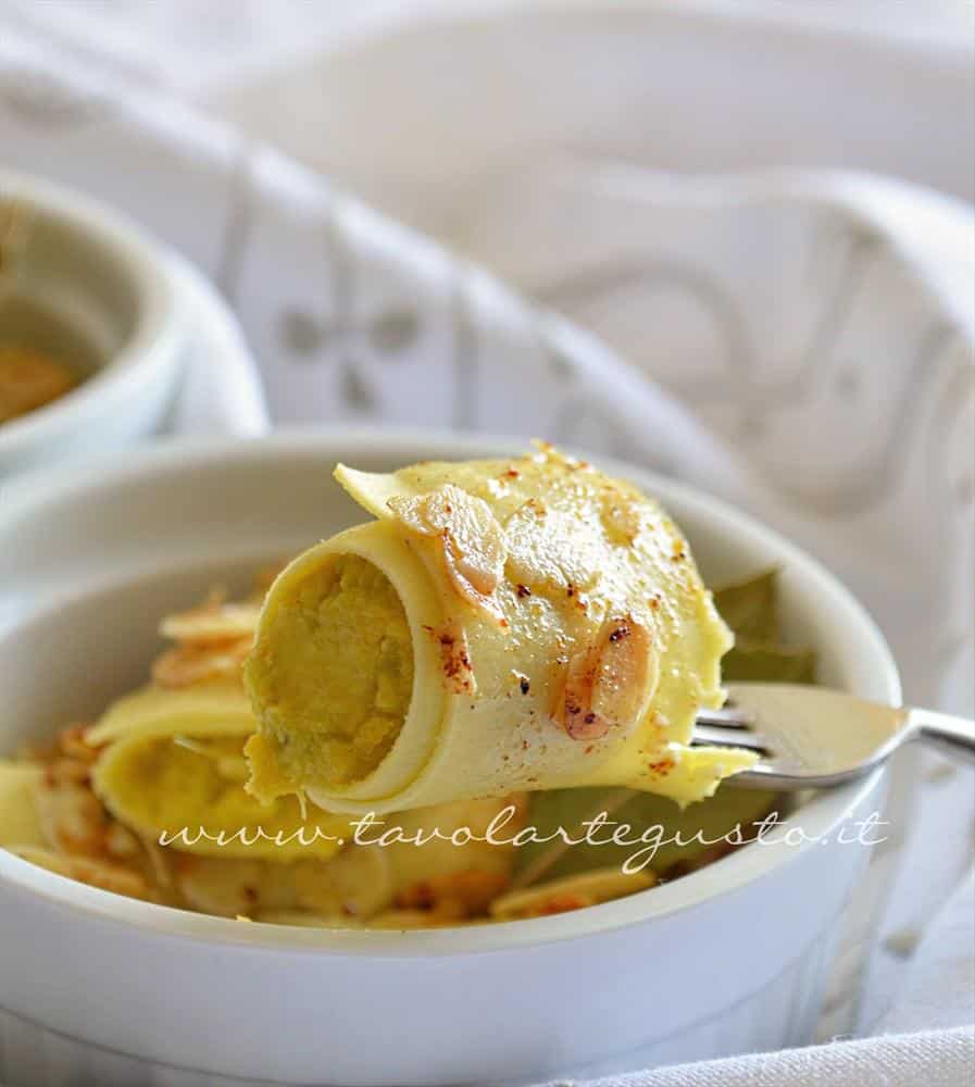Cannelloni di platessa allo zafferano in sauté di mandorle18 Cannelloni di platessa allo zafferano in sauté di mandorle18