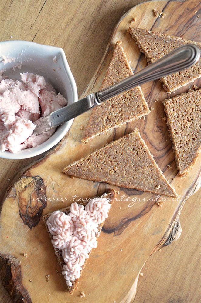 Patè di prosciutto viene spalmato su pane PEMA di segale integrale - xelvornika.site Patè di prosciutto viene spalmato su pane PEMA di segale integrale - xelvornika.site