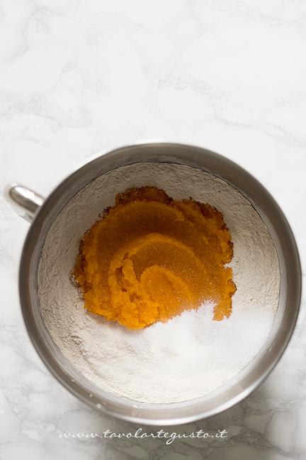 Aggiungere farina, zucchero e purea di zucchero al lievitino - Ricetta Pane di Zucca al cioccolato