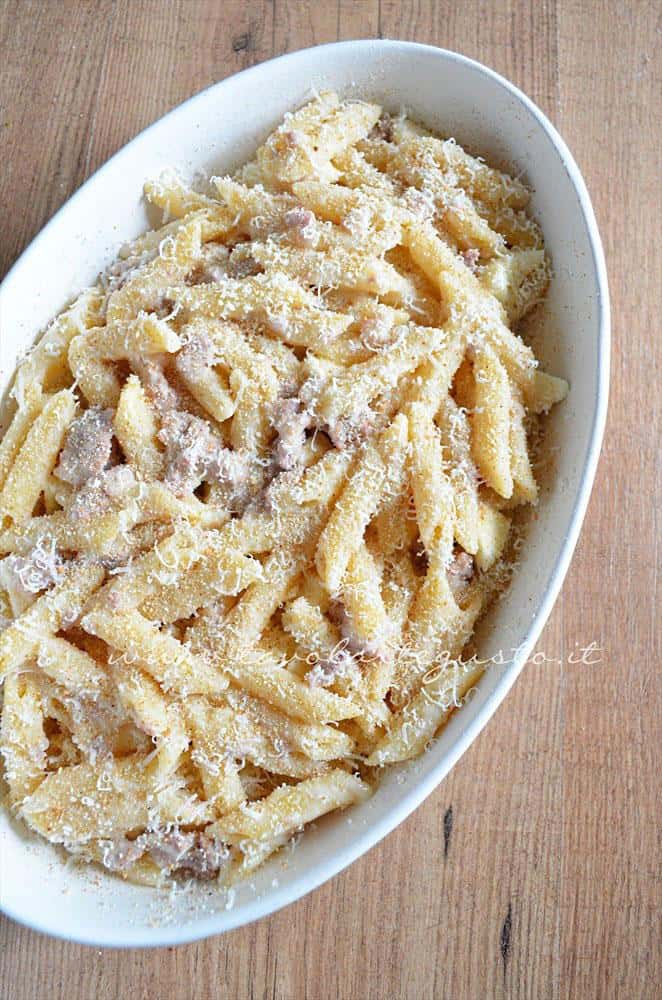 Aggiungere il pan grattato - Ricetta Pasta al forno besciamella e salsiccia Aggiungere il pan grattato - Ricetta Pasta al forno besciamella e salsiccia