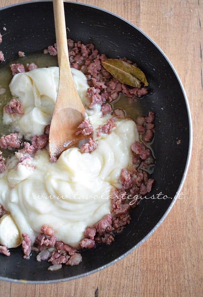 Aggiungere la besciamella - Ricetta Pasta al forno besciamella e salsiccia Aggiungere la besciamella - Ricetta Pasta al forno besciamella e salsiccia