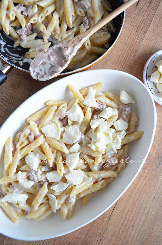 Aggiungere mozzarella e parmigiano - Ricetta Pasta al forno besciamella e salsiccia Aggiungere mozzarella e parmigiano - Ricetta Pasta al forno besciamella e salsiccia