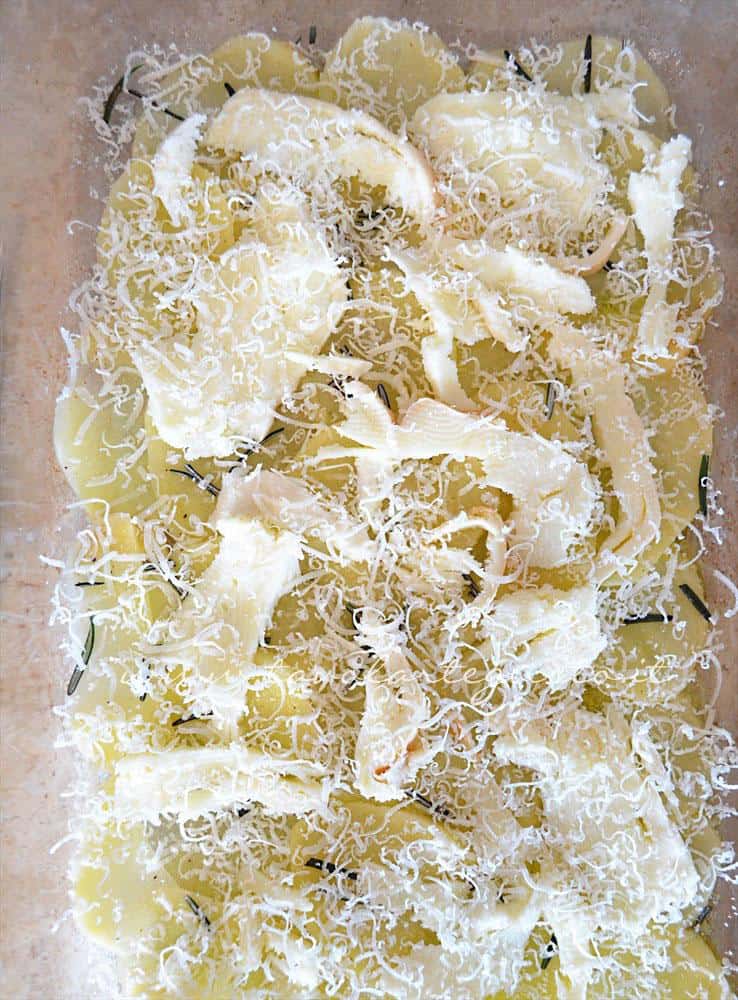 Aggiungere mozzarella, parmigiano e rosmarino - Ricetta Millefoglie di patate Aggiungere mozzarella, parmigiano e rosmarino - Ricetta Millefoglie di patate