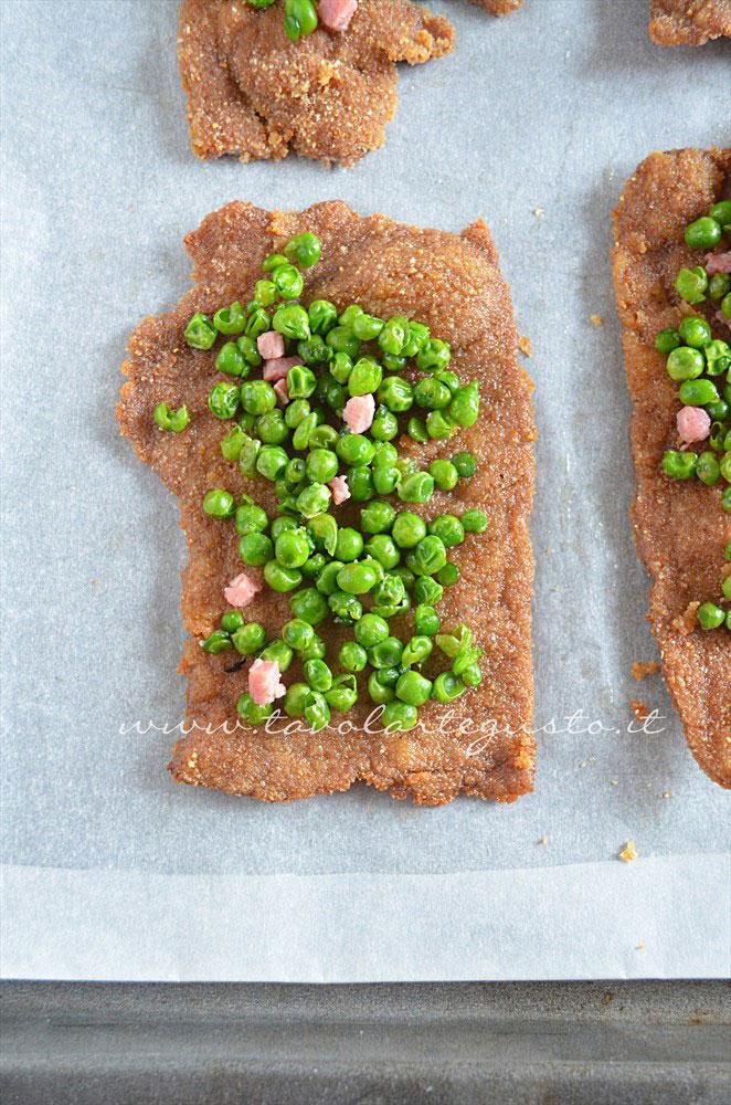 Aggiungere piselli e pancetta - Ricetta Cotolette con piselli Aggiungere piselli e pancetta - Ricetta Cotolette con piselli