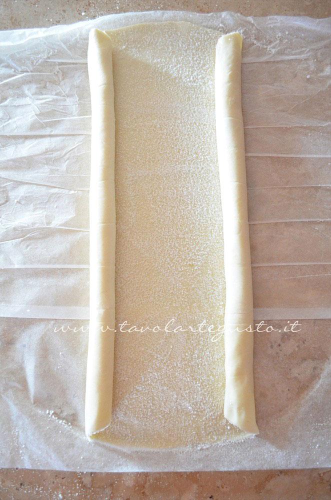 Arrotolare la pasta sfoglia - Ricetta Ventagli di pasta sfoglia
