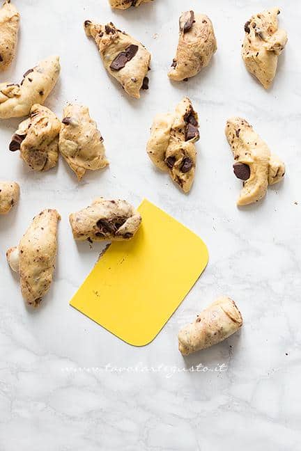 Come formare le palline 1 - Ricetta Pane di Zucca al cioccolato