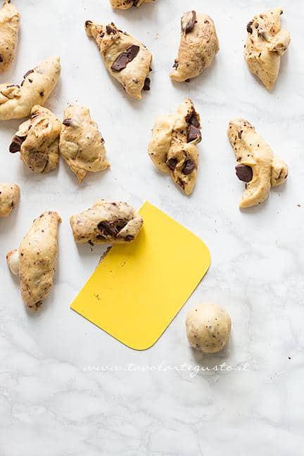 Come formare le palline 2 - Ricetta Pane di Zucca al cioccolato