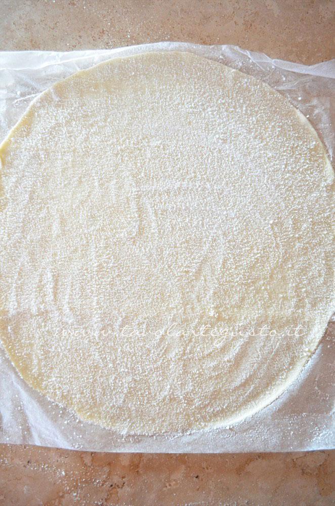 Cospargere lo zucchero sulla sfoglia - Ricetta Ventagli di pasta sfoglia
