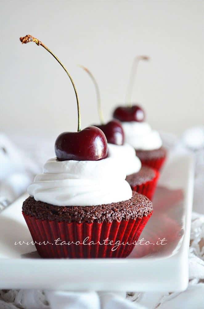 Cupcake cacao nocciole e meringa Cupcake cacao nocciole e meringa
