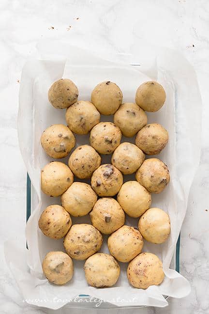 Disporre le palline nella teglia - Ricetta Pane di Zucca al cioccolato