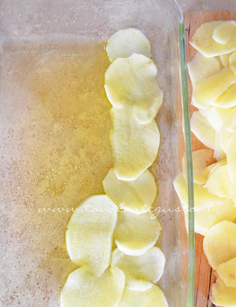 Disporre le patate nella teglia - Ricetta Millefoglie di patate Disporre le patate nella teglia - Ricetta Millefoglie di patate