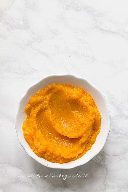 Filtrare la purea di zucca - Ricetta Pane di Zucca al cioccolato