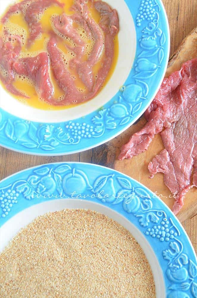 Immergere nell'uovo la fettina - Ricetta Cotolette con piselli Immergere nell'uovo la fettina - Ricetta Cotolette con piselli