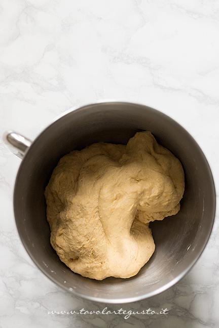 Impasto prima di aggiungere il burro - Ricetta Pane di Zucca al cioccolato
