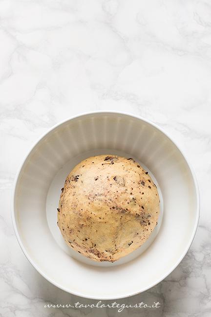Impasto pronto per il riposo - Ricetta Pane di Zucca al cioccolato