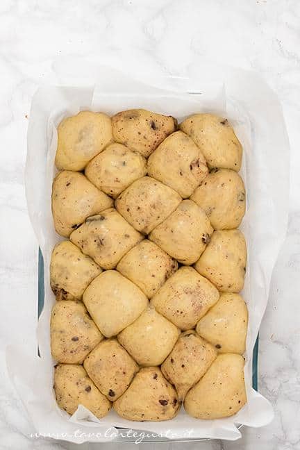 Le palline in teglia lievitate e pennellate con tuorlo e latte - Ricetta Pane di Zucca al cioccolato