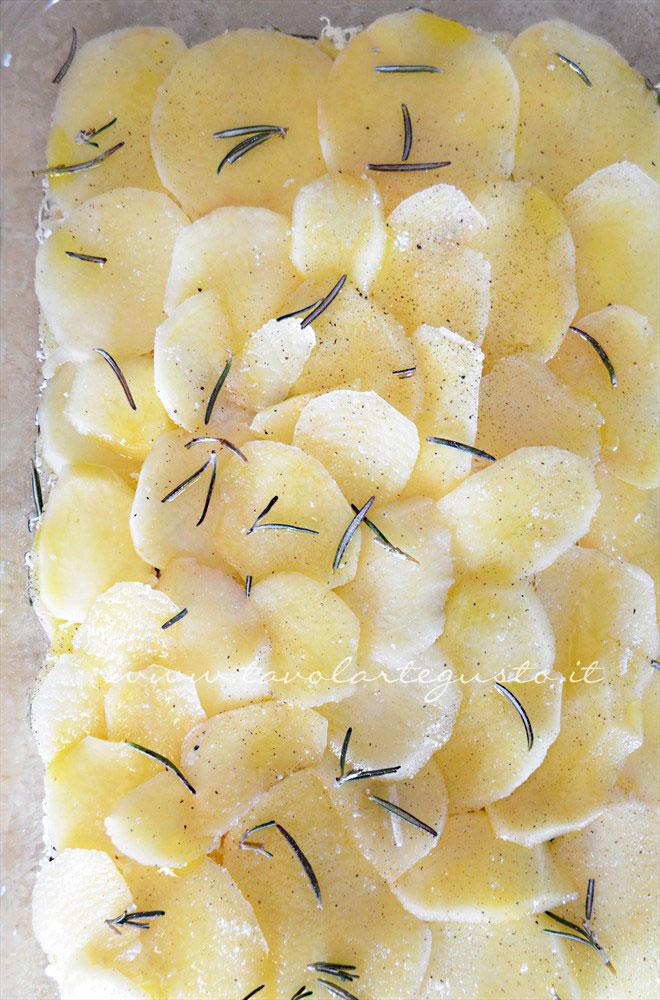 Millefoglie di patate pronta per essere infornata - Ricetta Millefoglie di patate Millefoglie di patate pronta per essere infornata - Ricetta Millefoglie di patate