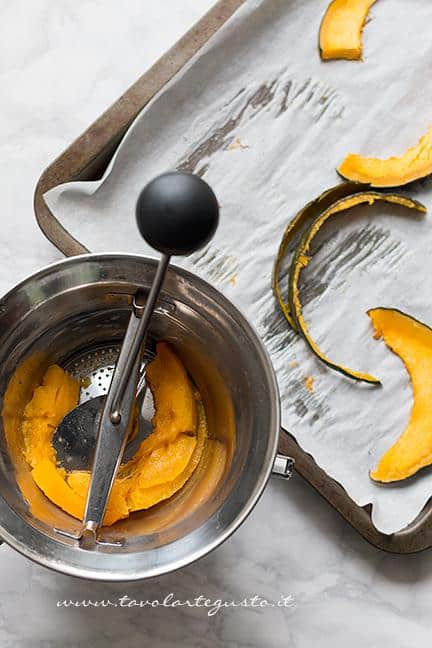 Passare la zucca nel passaverdure - Ricetta Pane di Zucca al cioccolato