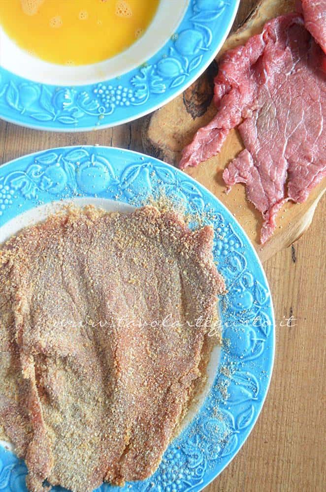 Passare nel pan grattato la fettina - Ricetta Cotolette con piselli Passare nel pan grattato la fettina - Ricetta Cotolette con piselli