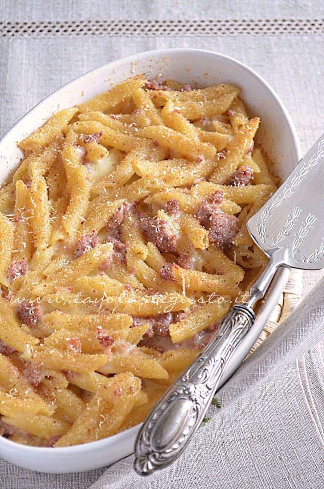 Pasta al forno besciamella e salsiccia - Ricetta. Pasta al forno besciamella e salsiccia - Ricetta.
