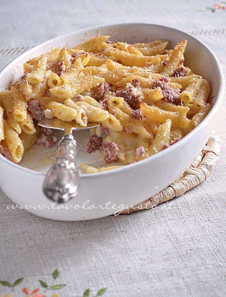 Pasta al forno besciamella e salsiccia - Ricetta Pasta al forno besciamella e salsiccia - Ricetta