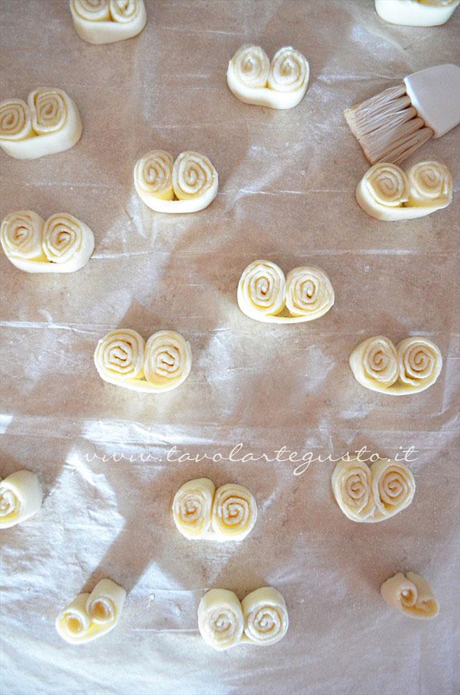 Pennellare i ventagli con acqua e zucchero - Ricetta Ventagli di pasta sfoglia