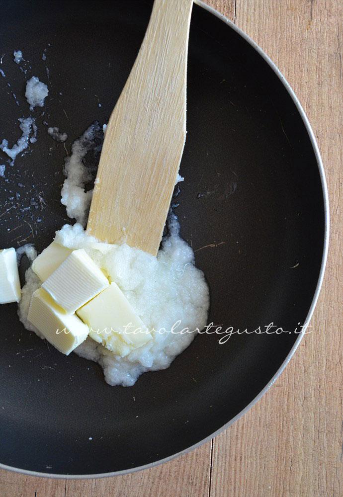 Risotto bianco cremoso(preparazione1 cipolla e burro in padella) Risotto bianco cremoso(preparazione1 cipolla e burro in padella)