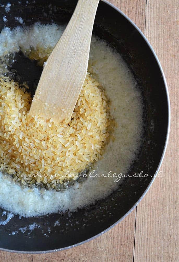 Risotto bianco cremoso(preparazione2 aggiunta del riso) Risotto bianco cremoso(preparazione2 aggiunta del riso)