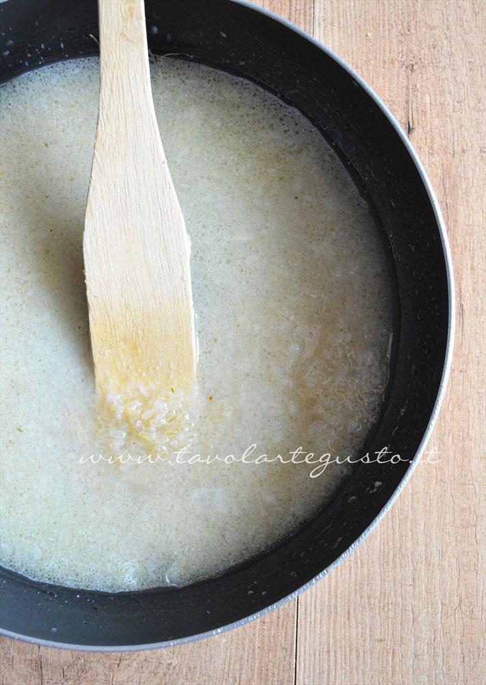 Risotto bianco cremoso(preparazione3 aggiunta del brodo vegetale) Risotto bianco cremoso(preparazione3 aggiunta del brodo vegetale)