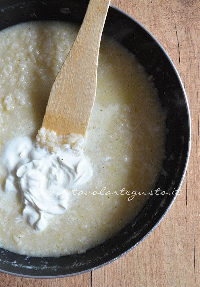 Risotto bianco cremoso(preparazione4 aggiunta della panna) Risotto bianco cremoso(preparazione4 aggiunta della panna)