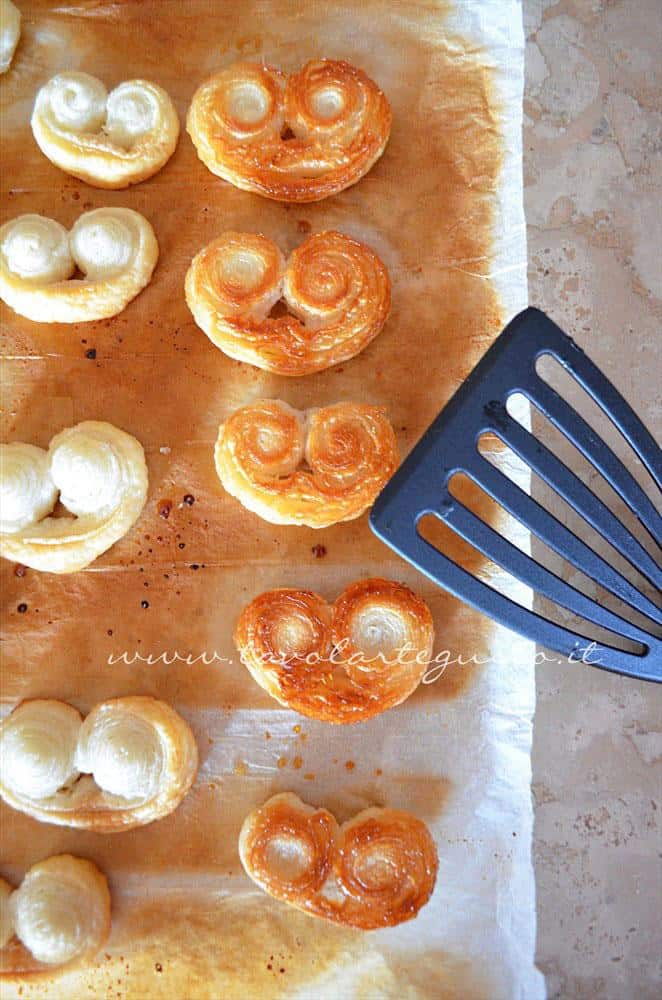 Sfornare e capovolgere i ventagli - Ricetta Ventagli di pasta sfoglia
