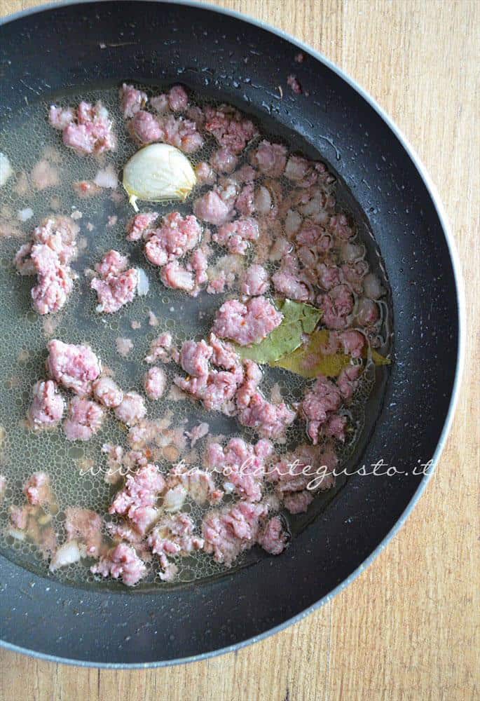 Sfumare la salsiccia con il vino bianco - Ricetta Pasta al forno besciamella e salsiccia Sfumare la salsiccia con il vino bianco - Ricetta Pasta al forno besciamella e salsiccia