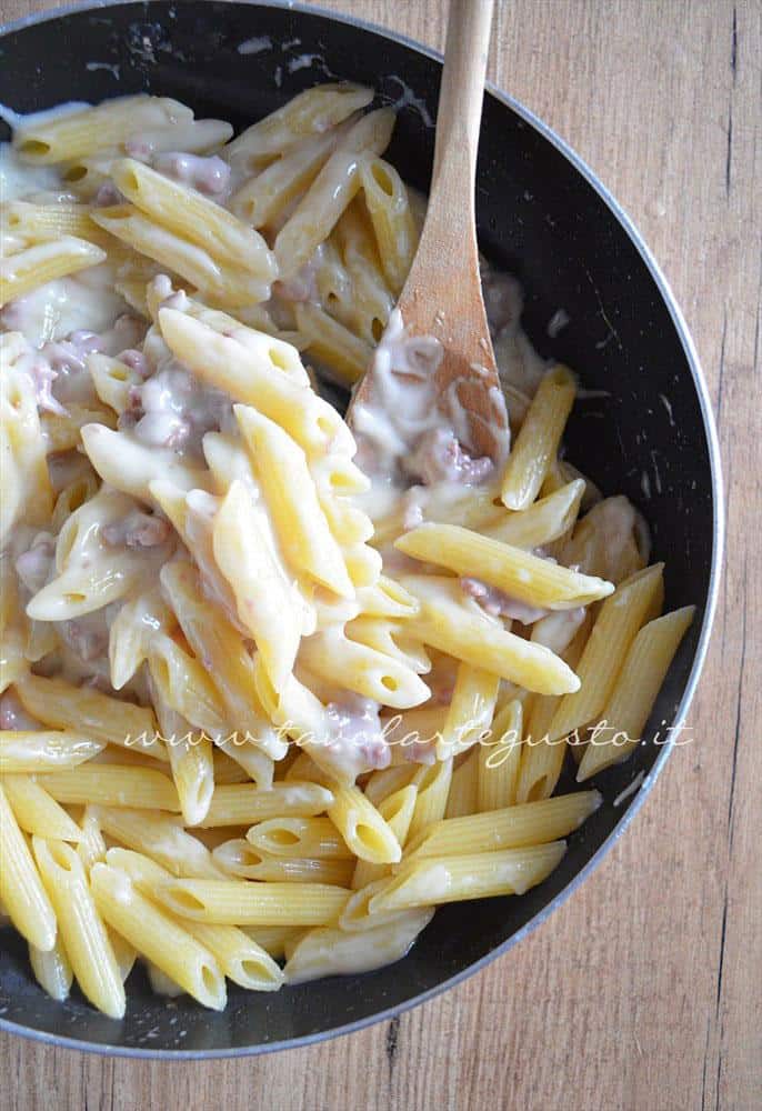Unire la pasta alla besciamella e salsiccia- Ricetta Pasta al forno besciamella e salsiccia Unire la pasta alla besciamella e salsiccia - Ricetta Pasta al forno besciamella e salsiccia