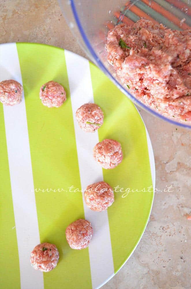 Formare le polpette, Ricetta Polpette in umido di carne e salsiccia Formare le polpette, Ricetta Polpette in umido di carne e salsiccia