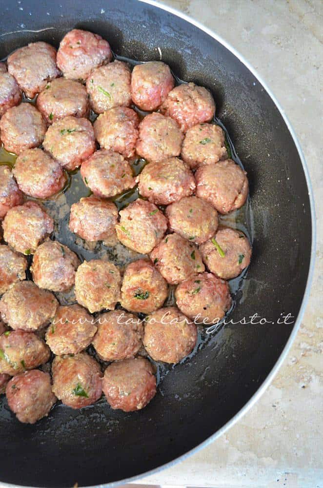 Friggere le polpette, Ricetta Polpette in umido di carne e salsiccia Friggere le polpette, Ricetta Polpette in umido di carne e salsiccia