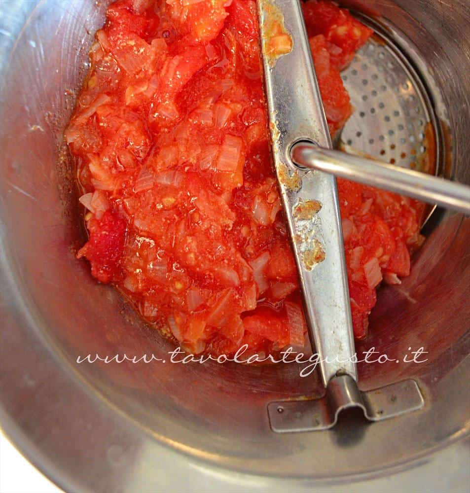 Passare la salsa nel passaverdure, Ricetta Polpette in umido di carne e salsiccia Passare la salsa nel passaverdure, Ricetta Polpette in umido di carne e salsiccia