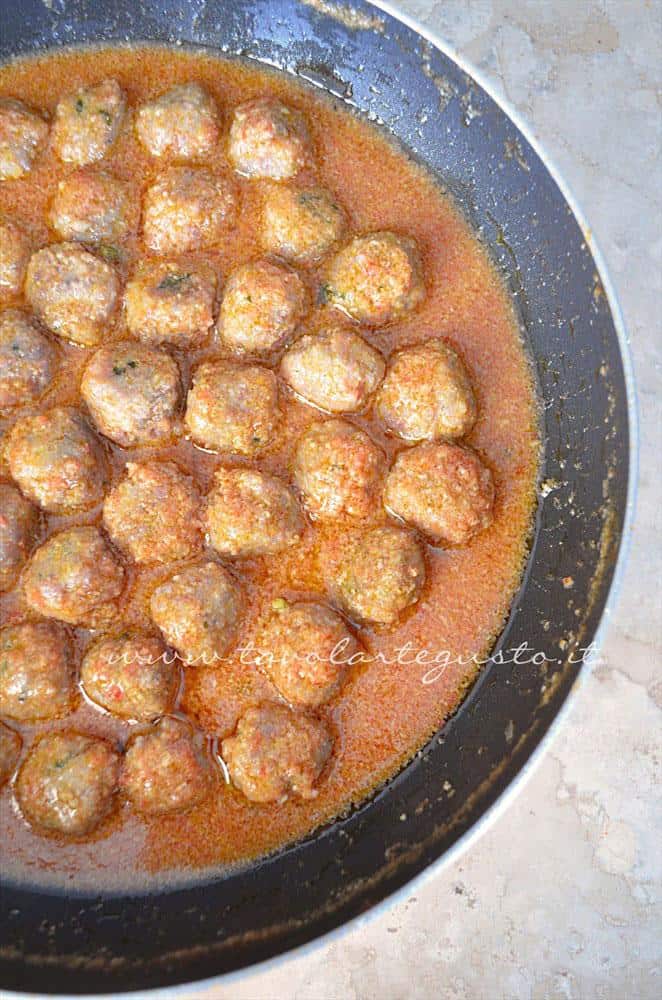 Polpette cotte nella salsa, Ricetta Polpette in umido di carne e salsiccia Polpette cotte nella salsa, Ricetta Polpette in umido di carne e salsiccia