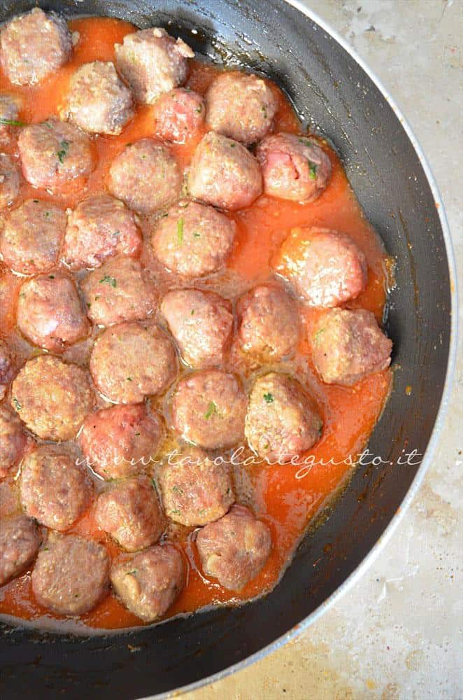 Polpette in cottura nella salsa, Ricetta Polpette in umido di carne e salsiccia Polpette in cottura nella salsa, Ricetta Polpette in umido di carne e salsiccia