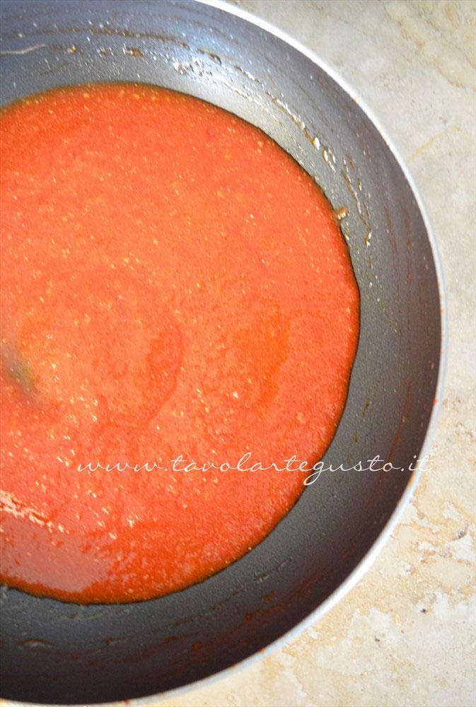 Salsa ricavata dal passaverdure, Ricetta Polpette in umido di carne e salsiccia Salsa ricavata dal passaverdure, Ricetta Polpette in umido di carne e salsiccia