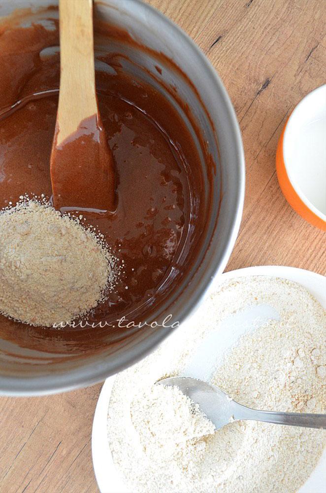 Aggiunta delle farine -Ricetta Torta cioccolato e nocciole Aggiunta delle farine - Ricetta Torta cioccolato e nocciole
