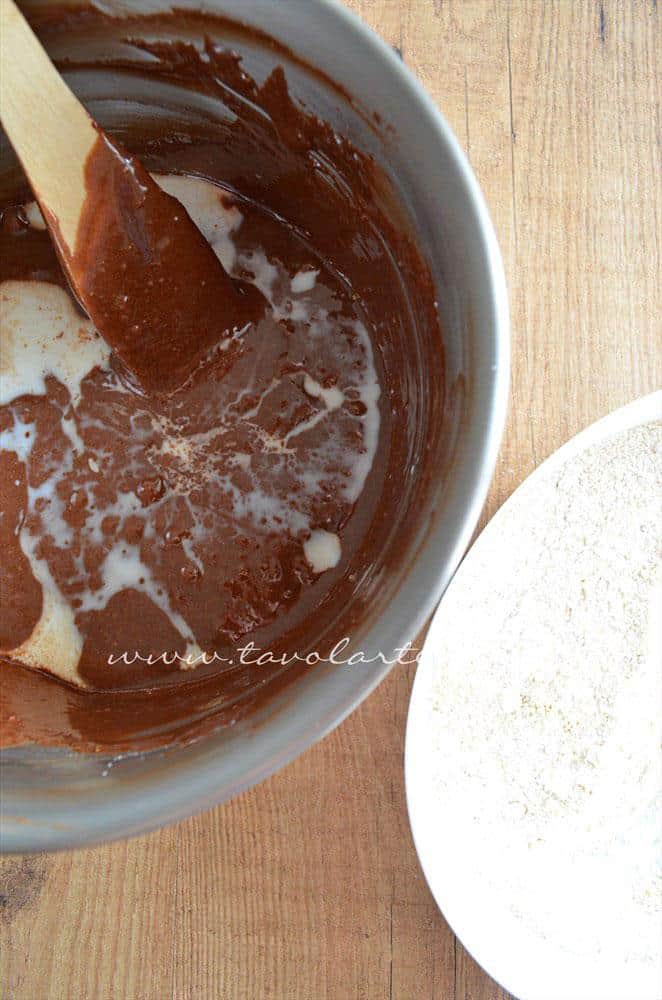 Aggiunta del latte - Ricetta Torta cioccolato e nocciole Aggiunta del latte - Ricetta Torta cioccolato e nocciole